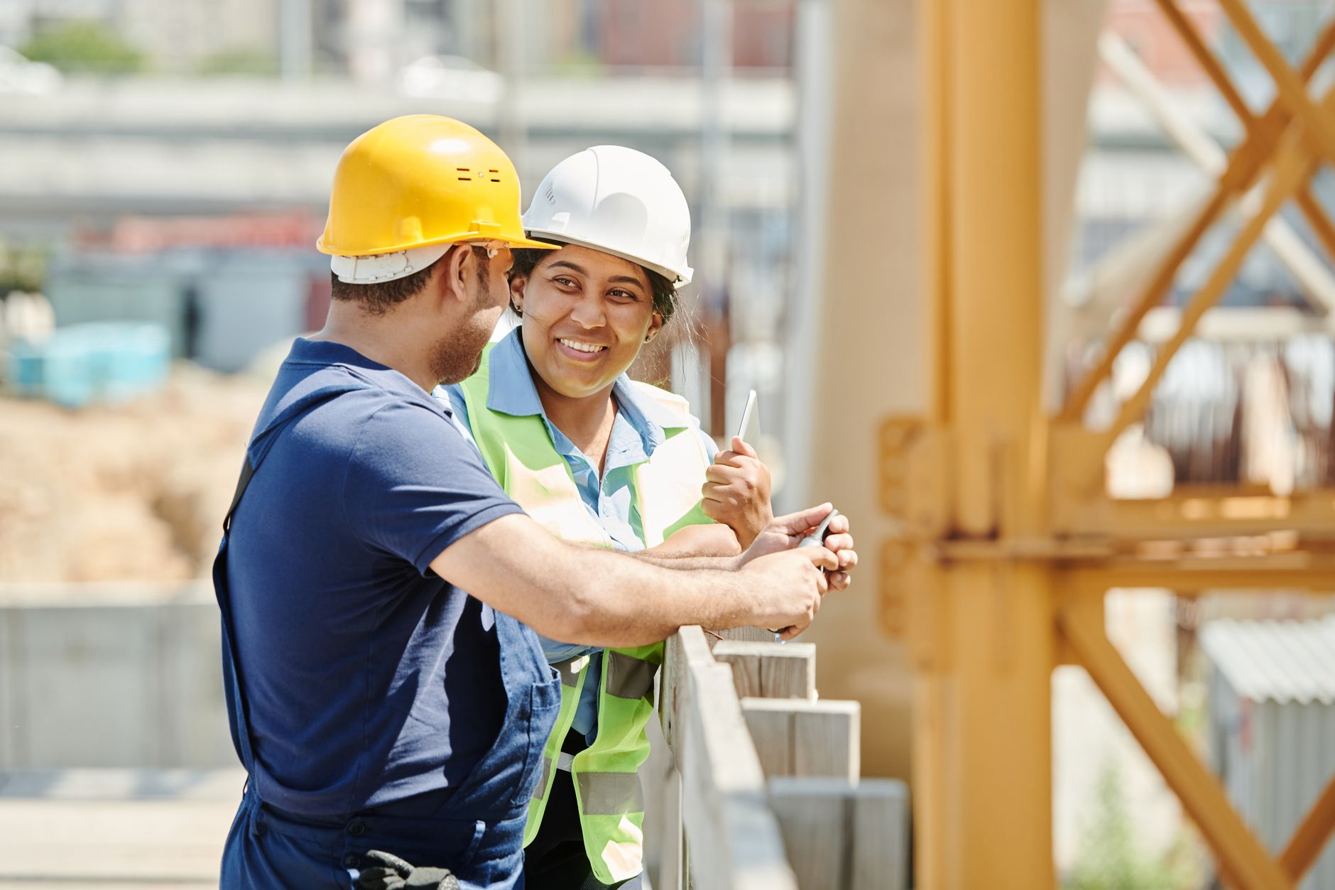 A supervisor speaking one to one with a worker on a construction site
