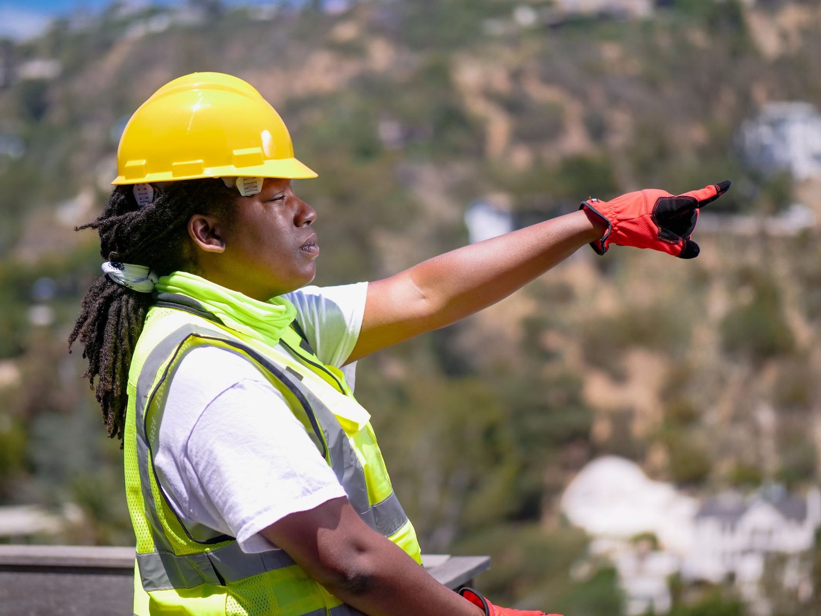 A construction supervisor briefing a worker at a work front